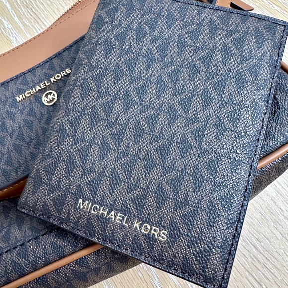 NWOT Michael Kors Logo Brown Pochette Shoulder Bag w/ Matching Passport Wallet - Picture 4 of 13